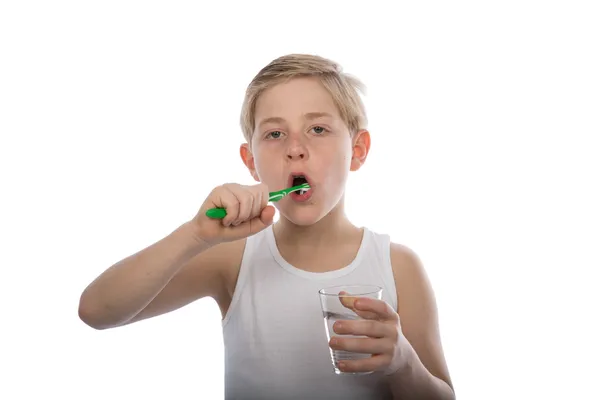 Ung pojke borsta hans tänder — Stockfoto