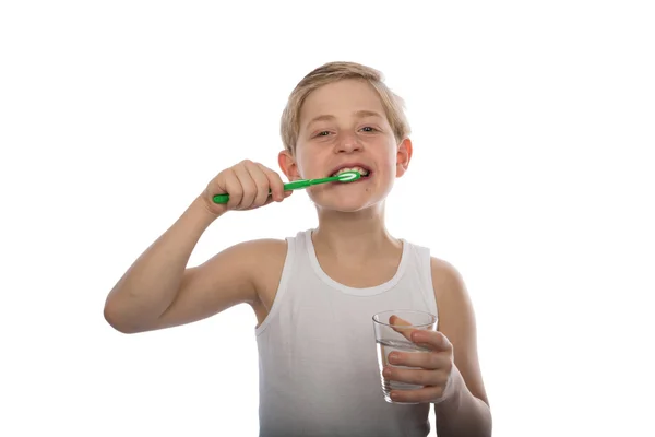 Chico joven cepillándose los dientes —  Fotos de Stock