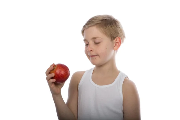 Kleiner Junge mit einem roten Apfel — Stockfoto