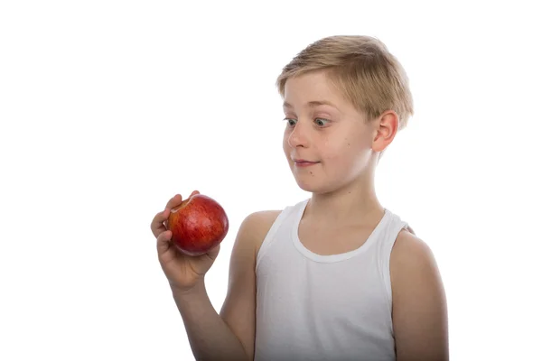 Νεαρό αγόρι με ένα κόκκινο μήλο — Φωτογραφία Αρχείου