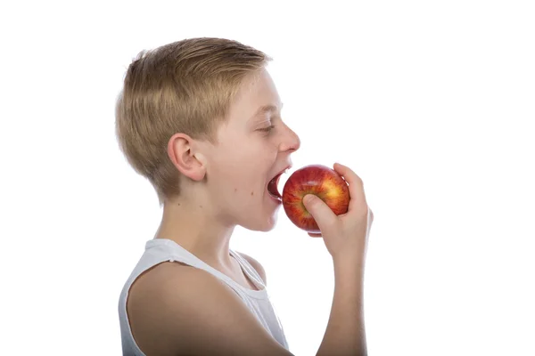 Kırmızı elma yiyen çocuk