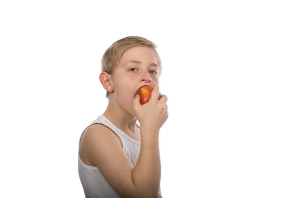Kırmızı elma yiyen çocuk