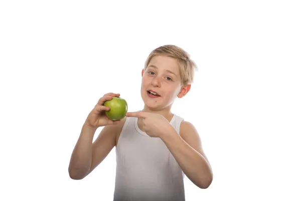 Νεαρό αγόρι με ένα πράσινο μήλο — Φωτογραφία Αρχείου