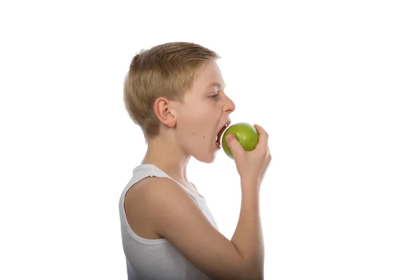 Kleiner Junge isst einen grünen Apfel — Stockfoto