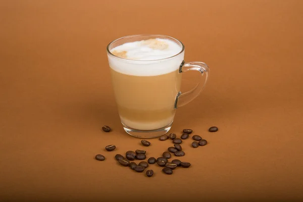 cappuccino kahve çekirdekleri ile cam