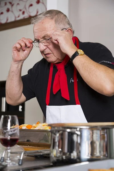 The chef checks the recipe — Stock Photo, Image