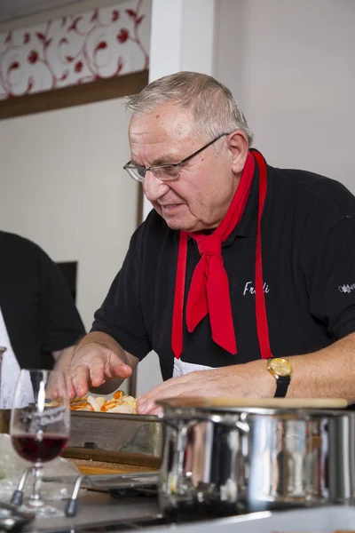 A cook is preparing the meal — Stock Photo, Image