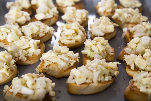 crostinis fırın tepsisi üzerinde