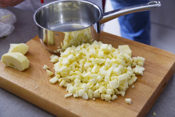 parçalar halinde kesilmiş elma