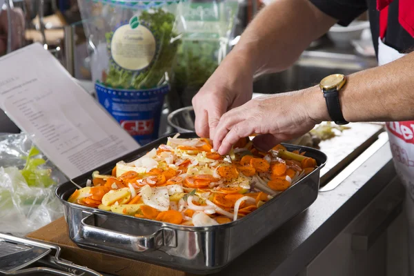 güveç yemek hazırlar