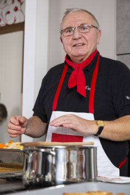bir aşçı iş başında