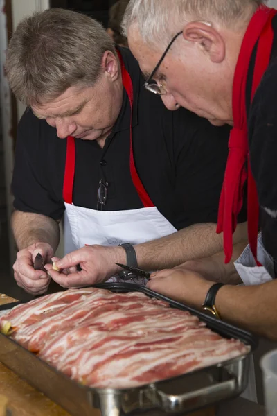 twee koks bereiden het hoofdgerecht