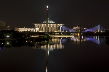 Putrajaya Camii (Mescid putrajaya) alacakaranlıkta