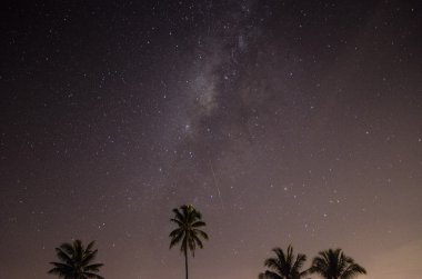 Samanyolu ve meteor peyzaj