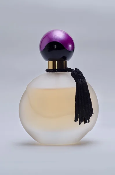 Beyaz kutu içinde parfüm