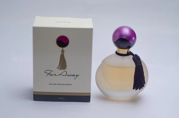Beyaz kutu içinde parfüm