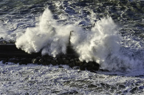 Fyr under en storm på havet — Stockfoto