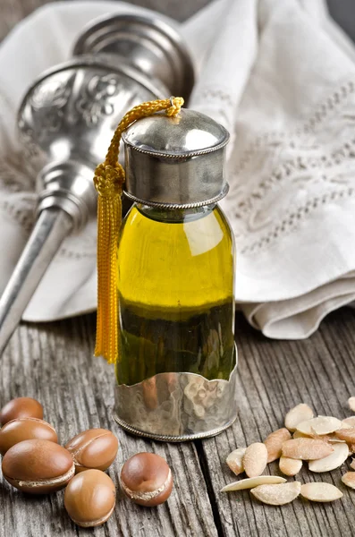 Bottiglia di olio di Argan e frutta — Foto Stock