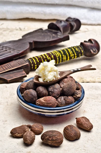 Shea-Nüsse und Butter in einem Löffel — Stockfoto