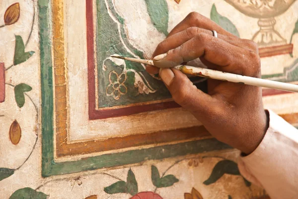 India, Amber fort: restauration of wall paints — Stock Photo, Image