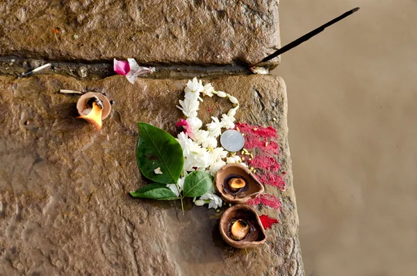 Objeto e flores para oferta religiosa na Índia — Fotografia de Stock