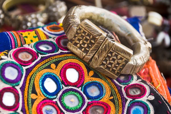 Этнические браслеты и рукоделие — стоковое фото