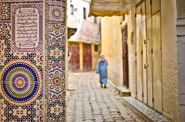 Rua de Meknes com azulejos de decoração — Fotografia de Stock