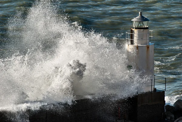 Farol sob o poder das ondas — Fotografia de Stock