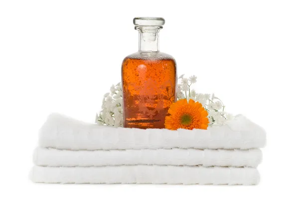 Bottiglia di schiuma da bagno su bianco — Foto Stock