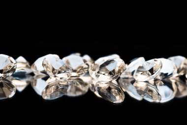 Siyah arkaplanda elmaslar