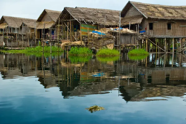 Casa inclinada en el lago Inljalá, Myanmar — Foto de Stock