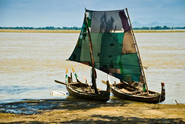 Barco tradicional en el río Irawaddy en Myanmar — Foto de Stock