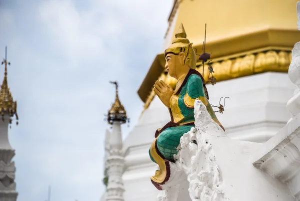 Estatua en el Shwedagon apya, en Rangún, Birmania — Foto de Stock