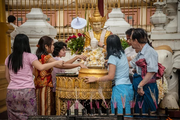 Dans le Shwedagon paya, Birmanie . — Photo