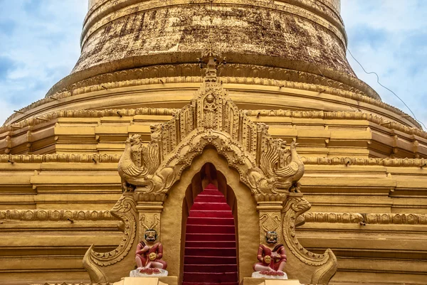 Detalle de una pagoda dorada en mandalay, Birmania — Foto de Stock