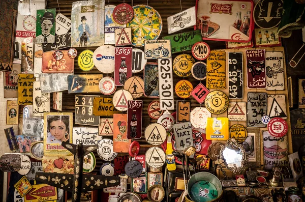 Collection de panneaux dans un marché de Marrakech — Photo