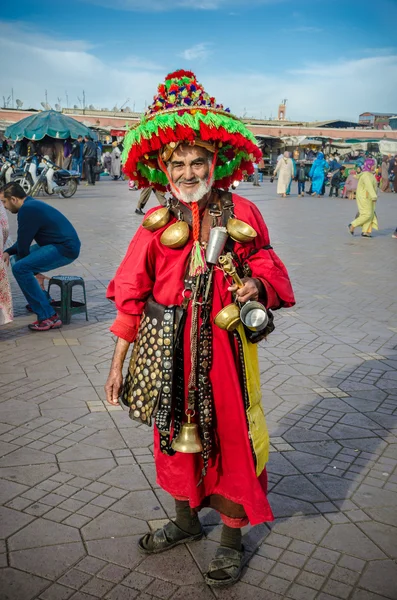 Vendedor de agua en la famosa Djemaa El Fna, Marrakech —  Fotos de Stock