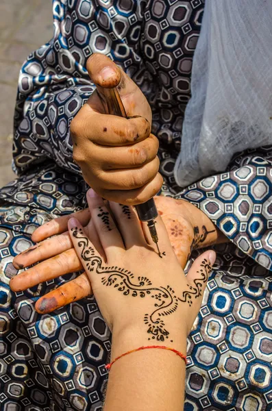 Painting henna on the hand — Stock Photo, Image