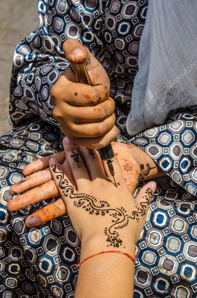 Pintura henna en la mano: fotografía de stock © luisapuccini #27938841