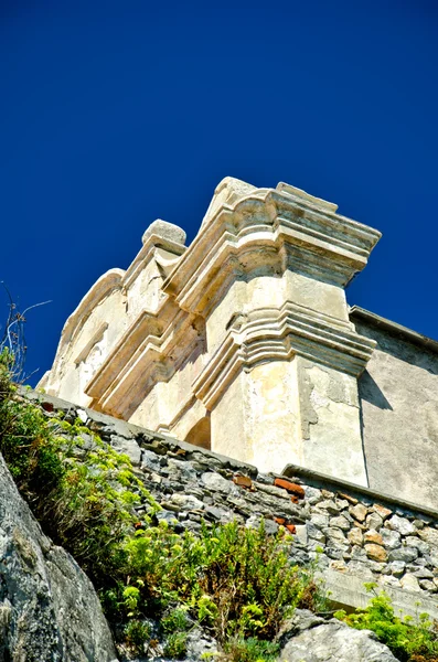 Tellaro, Itálie, starověké církve na moři. — Stock fotografie