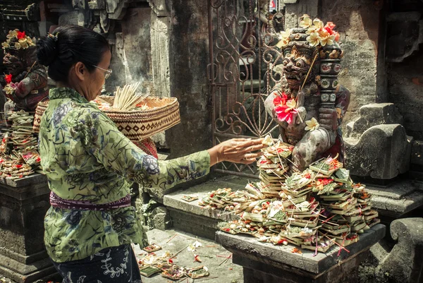 Woman offering flower to a god — Stock Photo, Image
