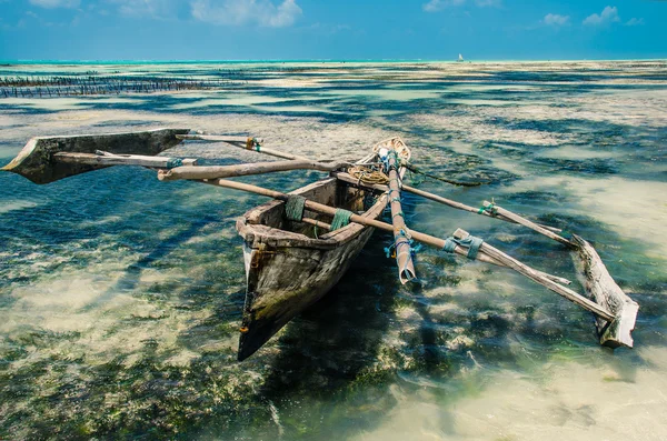 Barco en la marea baja de Zanzíbar —  Fotos de Stock