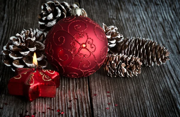 Vánoční koule a svíčka — Stock fotografie