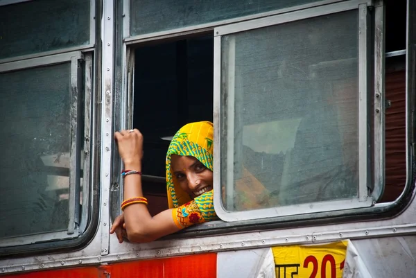 Jaipur, mujer joven en un autobús —  Fotos de Stock