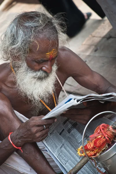 Starý muž, čtení novin v varanasi, Indie — Stock fotografie