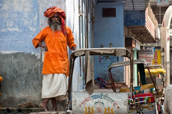 Varanasi, einsamer Sadhu auf der Straße — Stockfoto