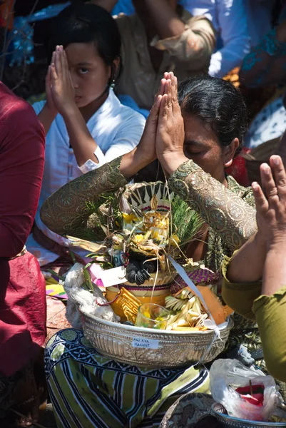 Bali, ceremony on the beach of Goa Lawah — Stock Photo, Image