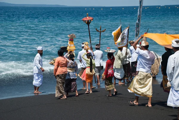 Bali, ceremonia en la playa de Goa Lawah — Foto de Stock