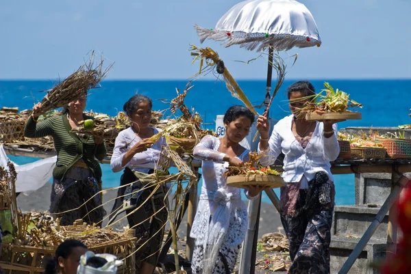 Bali, ceremoni på stranden i goa lawah — Stockfoto