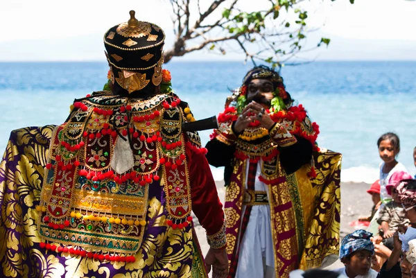 Bali, ceremoni på stranden i goa lawah — Stockfoto